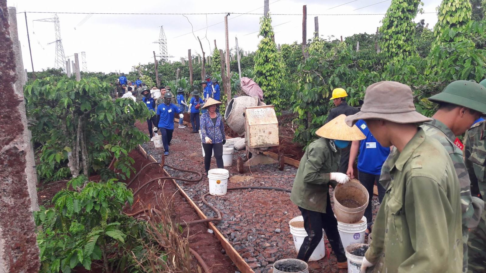 Các chiến sỹ thanh niên tình nguyện cùng người dân và bộ đội địa phương thi công đường giao thông nông thôn